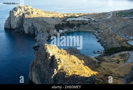 Lindos – Panoramablick auf die St. Paul Bucht Rhodos, Griechenland Stockfoto