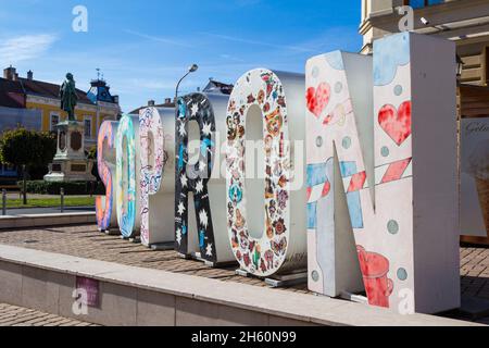 Das Wort Sopron in großen Buchstaben auf der Straße und die Statue von Istvan Szechenyi, Sopron, Ungarn Stockfoto