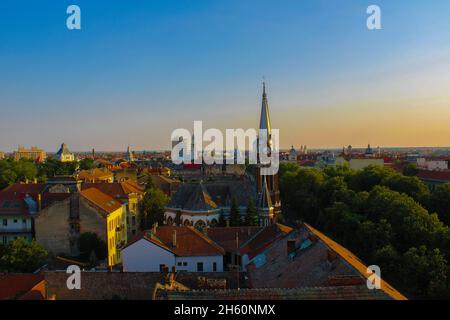 Blick auf die Stadt Arad in Rumänien bei Sonnenuntergang, Gebäude und Kapelle der Stadt Stockfoto