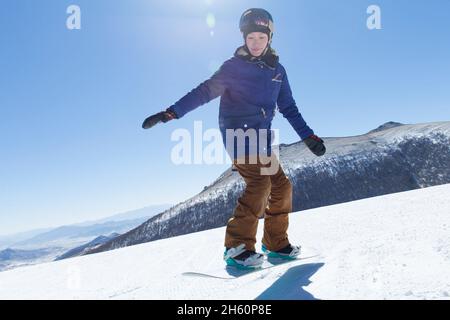 Junge Frau outdoor Ski Stockfoto