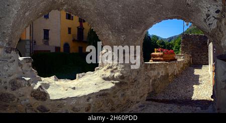 FRANKREICH, ALPES MARITIMES ( 06 ), LA BRIGUE, ARCHITEKTUR IM DORF LA BRIGUE Stockfoto