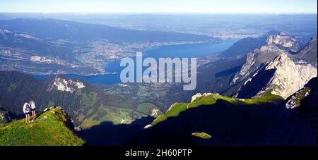 FRANKREICH, HAUTE SAVOIE ( 74 ), ANNECY, DER GIPFEL NAMENS LA TOURNETTE ÜBER DEM SEE VON ANNECY MIT DEM SCHLOSS VON DUINGT, MR Stockfoto