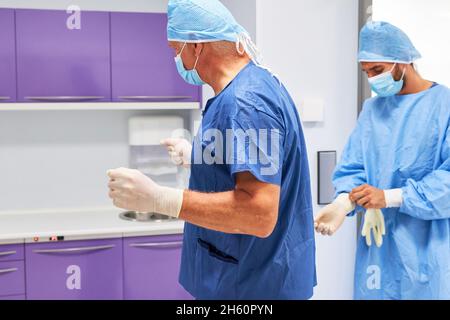 Gestresste Ärzte oder Krankenschwestern während einer Pause in der Klinik aufgrund der Covid-19-Pandemie Stockfoto