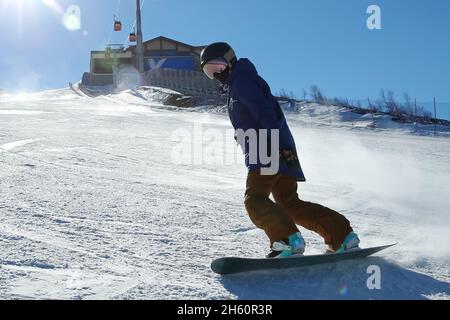 Junge Frau outdoor Ski Stockfoto
