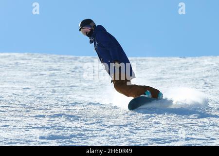 Junge Frau outdoor Ski Stockfoto
