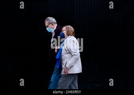 Altes Paar auf der Straße mit Gesichtsmasken, Barcelona, Spanien. Stockfoto