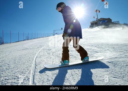 Junge Frau outdoor Ski Stockfoto