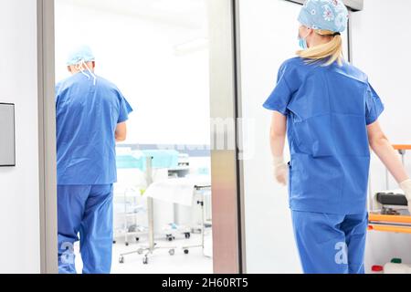 Ärzte oder Krankenschwestern auf dem Weg zur Intensivstation der Klinik beim Schichtwechsel Stockfoto