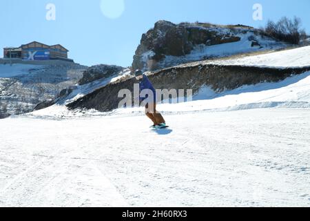Junge Frau outdoor Ski Stockfoto