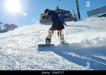 Junge Frau outdoor Ski Stockfoto