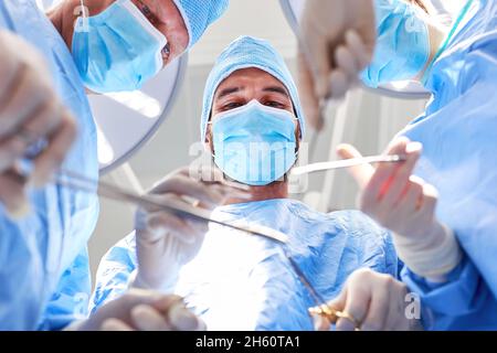 Das Operationsteam arbeitet während einer Notfalloperation im Krankenhaus konzentriert zusammen Stockfoto