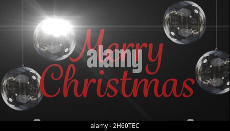 Bild von fröhlichem weihnachtstext über Kugeln Stockfoto