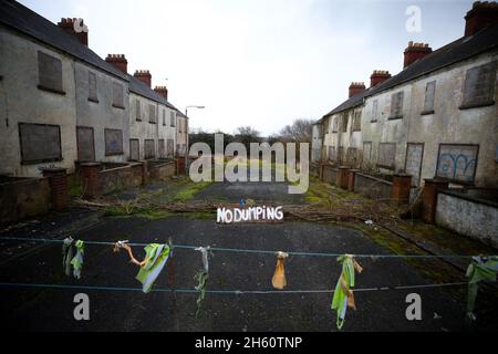 Gemauerte, verdarmte und leerstehende Wohnungen in Portadown, Co. Armagh, Nordirland. Stockfoto