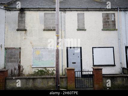 Gemauerte, verdarmte und leerstehende Wohnungen in Portadown, Co. Armagh, Nordirland. Stockfoto