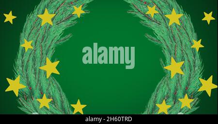 Bild von gelben Sternen über dem weihnachtskranz auf grünem Hintergrund Stockfoto