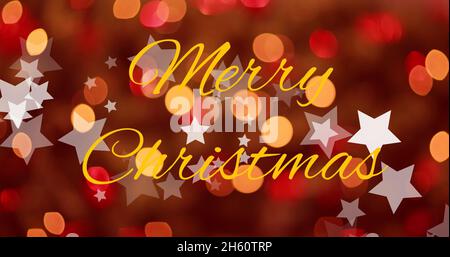 Bild von weihnachtssternen, die über fröhliche weihnachten fallen Text auf unscharfem roten Hintergrund Stockfoto