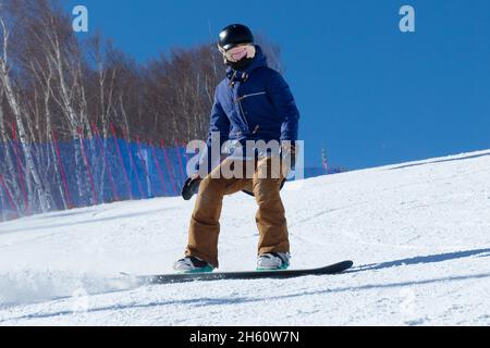 Junge Frau outdoor Ski Stockfoto