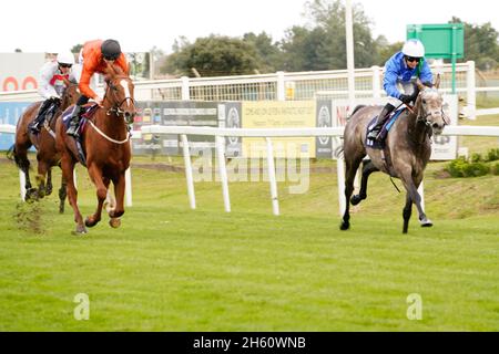 Geschmack der Atmosphäre und Nervenkitzel eines Tages bei den Rennen mit der Menge und den Pferden Stockfoto
