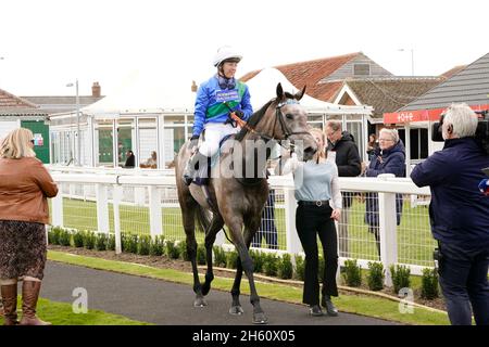 Geschmack der Atmosphäre und Nervenkitzel eines Tages bei den Rennen mit der Menge und den Pferden Stockfoto