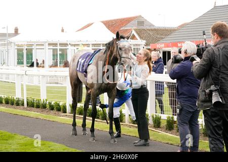 Geschmack der Atmosphäre und Nervenkitzel eines Tages bei den Rennen mit der Menge und den Pferden Stockfoto