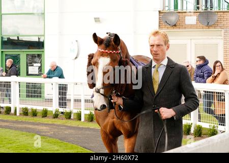 Geschmack der Atmosphäre und Nervenkitzel eines Tages bei den Rennen mit der Menge und den Pferden Stockfoto