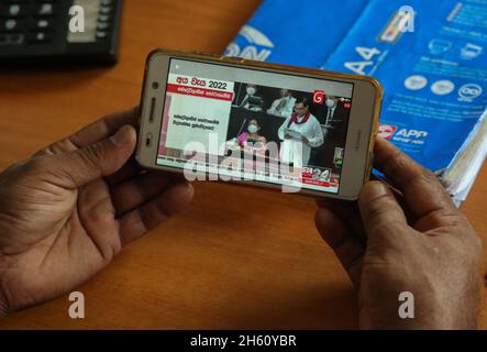 Colombo, Sri Lanka. November 2021. 12. November 2021, colombo, Sri Lanka: Ein Sicherheitsbeauftragter beobachtet die Rede des Finanzministers von Sri Lanka Basil Rajapaksa vor dem Parlament von seinem Büro im Fernsehen in Colombo am 12. November 2021. (Bild: © Pradeep Dambarage/ZUMA Press Wire) Bild: ZUMA Press, Inc./Alamy Live News Stockfoto