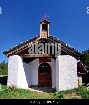 FRANKREICH, SAVOIE (73) SAINTE FOY TARENTAISE, KLEINE KIRCHE IN DEN BERGEN Stockfoto