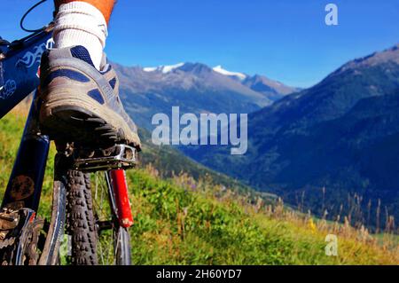 FRANKREICH, SAVOIE (73) SAINTE FOY TARENTAISE, MOUNTAINBIKE UND LANDSCHAFT Stockfoto