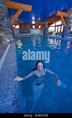 FRANKREICH, SAVOIE (73) SAINTE FOY TARENTAISE, SWIMMINGPOOL IN EINEM TOURISTISCHEN MOTEL Stockfoto