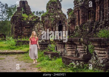 Frau Tourist in Temple Ruine des My Son Complex, Vietnam. Vietnam öffnet sich wieder für Touristen nach Quarantäne Coronovirus COVID 19 Stockfoto