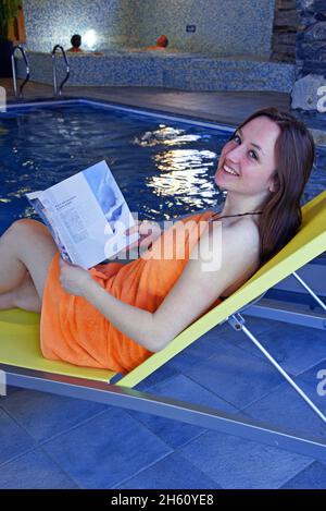 FRANKREICH, SAVOIE (73) SAINTE FOY TARENTAISE, SWIMMINGPOOL IN EINEM TOURISTISCHEN MOTEL Stockfoto