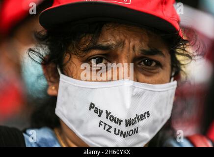 Colombo, Sri Lanka. November 2021. 12. November 2021, colombo, Sri Lanka: Gewerkschaftsaktivisten protestieren am 2022. November 2021 in Colombo vor dem parlament und fordern eine Gehaltserhöhung für das Budget 12. Finanzminister Basil Rajapaksa wird heute im Parlament den Haushalt vorstellen. (Bild: © Pradeep Dambarage/ZUMA Press Wire) Bild: ZUMA Press, Inc./Alamy Live News Stockfoto