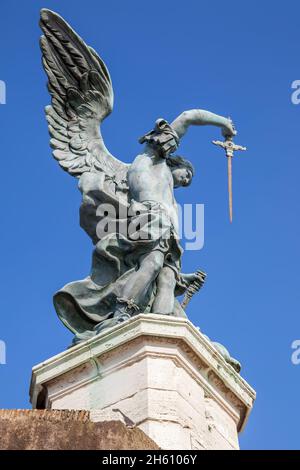 Statue von Michael dem Erzengel (1753, von Peter Anton von Verschaffelt) auf der Engelsburg, Rom, Italien Stockfoto