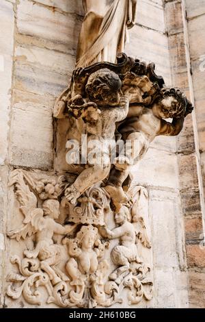 Engel halten einen Sockel an der Fassade des Doms. Mailand, Italien Stockfoto