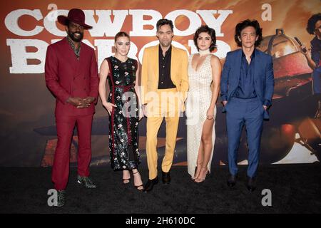 11. November 2021, Hollywood, Kalifornien, USA: (L-R) Mustafa Shakir, Elena Satine, Alex Hassell, Daniella Pineda und John Cho besuchen Netflix's Cowboy Bebop Los Angeles Premiere. (Bild: © Billy Bennight/ZUMA Press Wire) Stockfoto