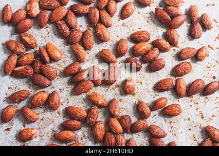 Geröstete geräucherte Paprika und salzige Mandeln auf einem Backblech Stockfoto