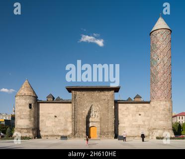 Historische Jakutiye Madrasa. ( Türkisch; Yakutiye Medresesi ) Es ist eines der Symbole der Provinz Erzurum. Stockfoto