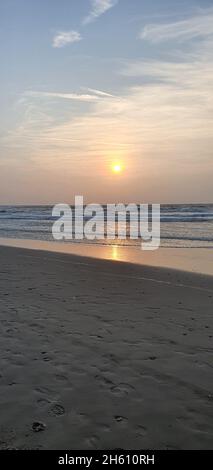 Sint Maartenszee Niederlande Oktober 2021 farbenfroher Sonnenuntergang über dem Meer bei schönem Herbstwetter Stockfoto