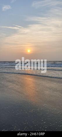 Sint Maartenszee Niederlande Oktober 2021 farbenfroher Sonnenuntergang über dem Meer bei schönem Herbstwetter Stockfoto