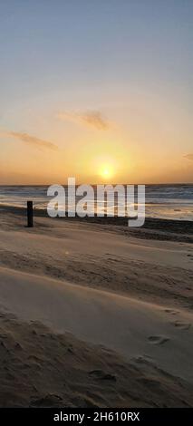 Sint Maartenszee Niederlande Oktober 2021 farbenfroher Sonnenuntergang über dem Meer bei schönem Herbstwetter Stockfoto