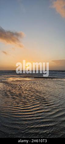 Sint Maartenszee Niederlande Oktober 2021 farbenfroher Sonnenuntergang über dem Meer bei schönem Herbstwetter Stockfoto