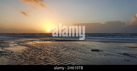 Sint Maartenszee Niederlande Oktober 2021 farbenfroher Sonnenuntergang über dem Meer bei schönem Herbstwetter Stockfoto