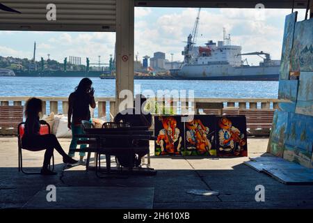 Straßenszene in der Altstadt von Havanna - im Inneren des Kunsthandwerksmarktes Almacenes San Jos√©, La Habana (Havanna), Habana, Kuba Stockfoto