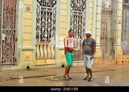 Straßenszene im Zentrum von Havanna. Zwei Männer unterhalten sich, La Habana (Havanna), Habana, Kuba Stockfoto