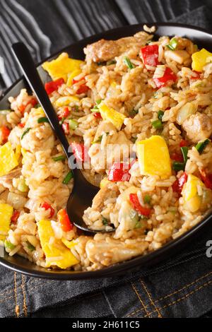 Peruanischer gebratener Reis mit Fleisch und Eiern Arroz Chaufa close up in der Schüssel auf dem Tisch. Vertikal Stockfoto