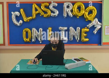 Bangkok, Thailand. November 2021. Ein Lehrer unterrichtet Online-Unterricht an einer Schule in Bangkok, Thailand, 12. November 2021. Die kumulierten COVID-19-Fälle in Thailand übertrafen am Freitag 2 Millionen, als das Land kürzlich die Reisedrosseln für geimpfte internationale Besucher aufgehoben hatte, um seine touristisch abhängige Wirtschaft neu zu starten. Quelle: Rachen Sageamsak/Xinhua/Alamy Live News Stockfoto