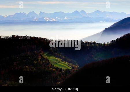 Panoramablick von den Bergen über den Regionalen Naturpark Thal Balsthal, Schweiz. Das Jura-Gebirge im Kanton Solothurn in der Schweiz Stockfoto