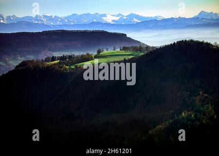 Panoramablick von den Bergen über den Regionalen Naturpark Thal Balsthal, Schweiz. Das Jura-Gebirge im Kanton Solothurn in der Schweiz Stockfoto