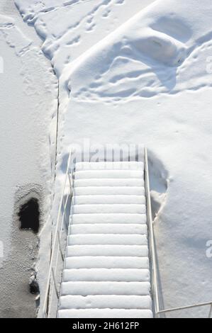 Treppen mit Schnee bedeckt Stockfoto