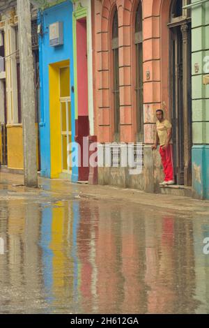 Straßenszene im Zentrum von Havanna. Reflexionen über einen regnerischen Tag, La Habana (Havanna), Habana, Kuba Stockfoto